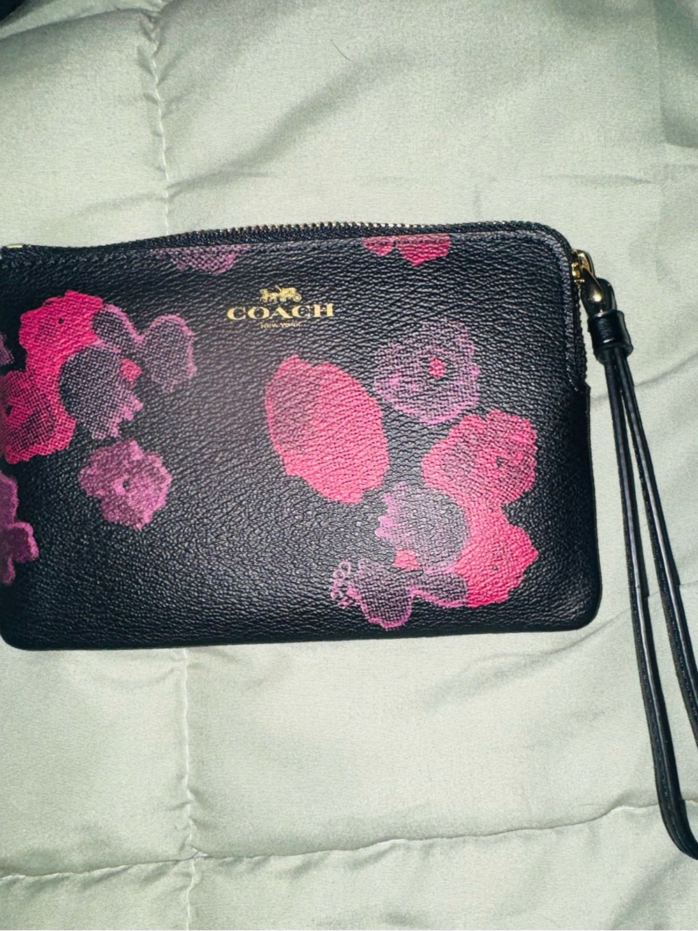 Coach F55824 Halftone Floral
Corner Zip Wristlet Floral Print print nwt.